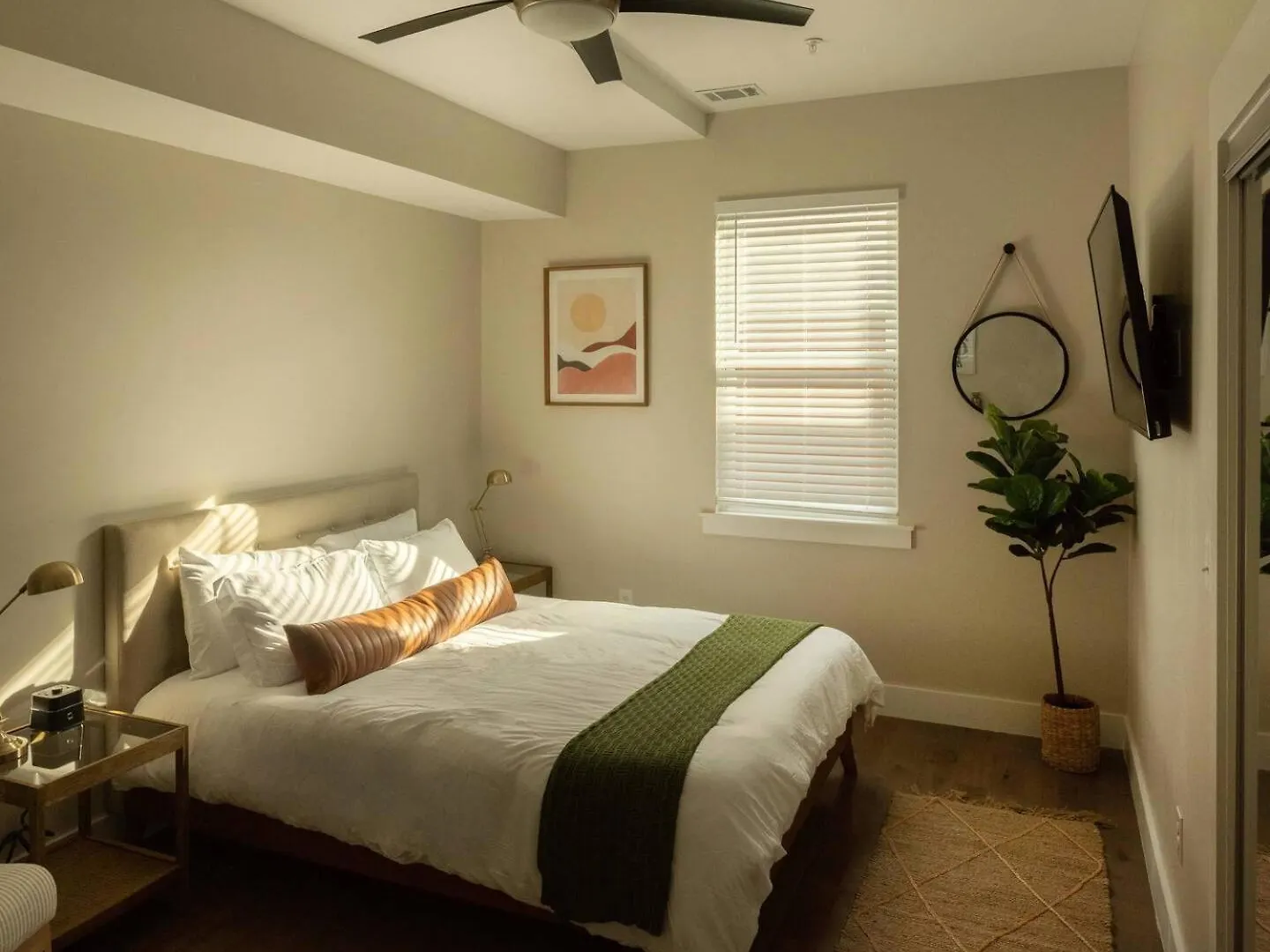 Downtown, Contemporary, 2 Bedroom, Roof Terrace! 4A Savannah